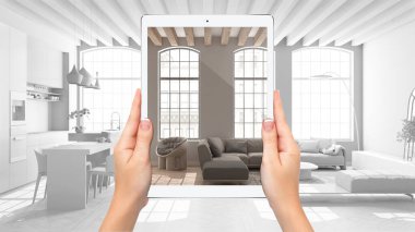 Modern oturma odası ve mutfağı gösteren tableti tutan eller, tamamen boş proje arka planı, artırılmış gerçeklik konsepti, mobilya ve iç tasarım ürünlerini taklit etmek için uygulama