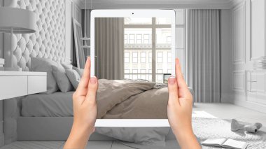 Çift kişilik yataklı klasik yatak odasını gösteren tableti tutan eller, tamamen boş proje arka planı, artırılmış gerçeklik konsepti, mobilya ve iç tasarım ürünlerini taklit etmek için uygulama