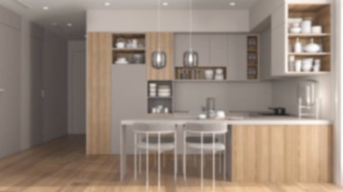 Arka plan bulanık, mutfak ve yemek odası modern dairede, sandalyeli masa. Çanak çömlek, tencere ve aletlerle dolu dolaplar ve raflar. Parke, iç tasarım fikri