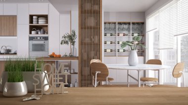 Ahşap masa, masa ya da rafta saksı bitkisi, ev anahtarları ve üç boyutlu mektuplar güzel evim yemek masalı modern mutfak, mimari iç tasarım, kopya alanı arka planı.