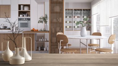 Ahşap masa ya da raf üzerinde minimalist modern vazolar yemek masası ve sandalyeli modern mutfak, parke zemin, minimalist iç mimari tasarım