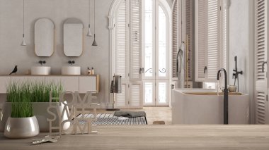 Ahşap masa, masa ya da raf, saksı bitkisi, ev anahtarı ve 3D harflerle modern banyo, küvet, iç tasarım, fotokopi alanı arkaplanı üzerine ev, tatlı ev kelimeleri.