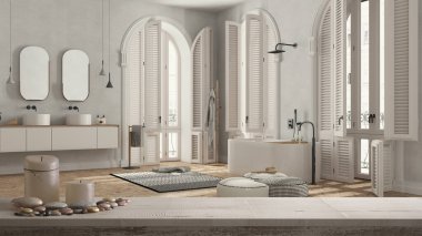 Ahşap masa üstü veya rafta mumlar ve çakıl taşları, zen ruh hali, klasik apartman dairesinin minimalist banyosu kemerli pencere, küvet, modern mimari tasarım