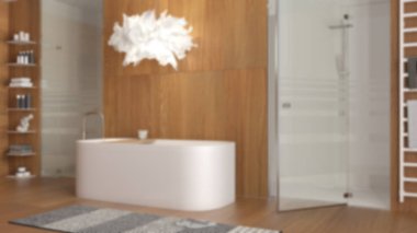 Bulanık arka plan, minimalist ahşap banyo, spa tarzı, aksesuarlı serbest banyo mozaik fayanslı duş, cam kapılar, lamba ve halı. Modern iç tasarım fikri