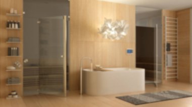 Bulanık arka plan, modern ahşap spa odası, banyo, küvetli sağlık merkezi, cam kapılı sauna odası, havlulu raf, lamba. İç tasarım fikri