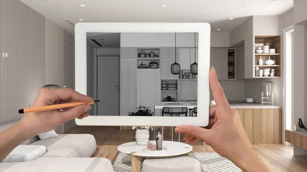 Modern Oturma Odası Mutfak Detaylarını Gösteren Tablet Üzerindeki Ele Tutuşmalar — Stok fotoğraf