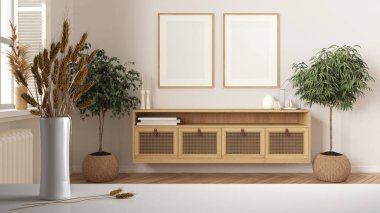 Beyaz masa üstünde ya da rafta pipetler, kuru bitkiler, süs, kulaklar, çarşaf, vazo dalı, oturma odasının üzerinde rattan mobilyalar ve saksı bitkileri, modern ahşap iç tasarım