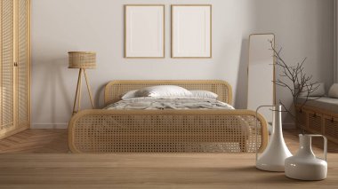 Ahşap masa ya da raf, ahşap yatak odasının üzerinde minimalist modern vazolar, çift yatak odalı, ahşap başlıklı, parke döşemeli, minimalist iç mimari tasarımlı.