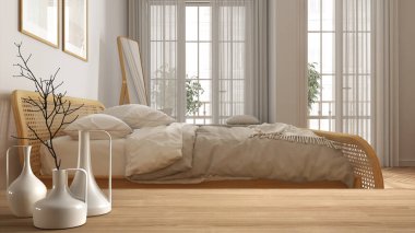 Ahşap masa ya da raf, ahşap yatak odasının üzerinde minimalist modern vazolar, çift yatak odalı, ahşap başlıklı, parke döşemeli, minimalist iç mimari tasarımlı.