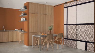 Minimalist ahşap yemek odası ve portakal rengi mutfak, beton fayanslar, sandalyeli masa, ahşap dolaplar ve raflar, kumaş sürgülü kapı. Mimari iç tasarım