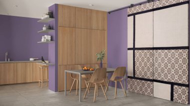 Minimalist ahşap yemek odası ve mutfak mor tonlarda, beton fayanslar, sandalyeli masa, ahşap dolaplar ve raflar, kumaş sürgülü kapı. Mimari iç tasarım