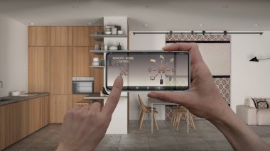 Dijital akıllı telefon tabletindeki uzaktan kumanda sistemi. Uygulama simgeleri olan aygıt. Konforlu oturma odası ve mutfak arka planda, mimari tasarım.