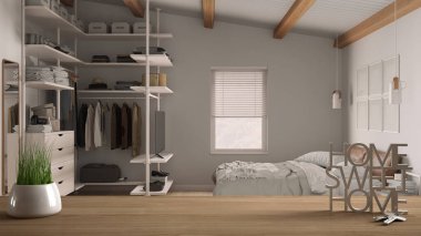 Ahşap masa, masa ya da rafta saksı bitkisi, ev anahtarları ve 3D mektuplar var. Evin güzel evi, yatak odası, gömme dolap, mimari iç tasarım, fotokopi alanı arka planı.