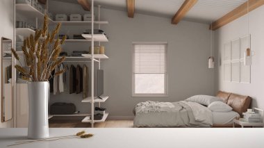 Beyaz masa üstünde ya da rafta pipetler, kuru bitkiler, süs, kulaklar, çarşaf, vazo, yatak odası üzerinde çift yatak odası ve yürüme dolap, modern minimal iç tasarım