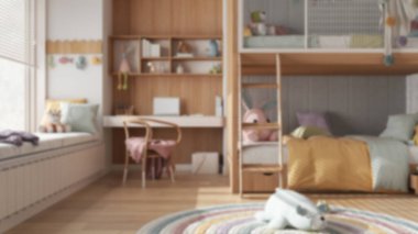 Bulanık arka plan, ranzalı modern yatak odası, parke zemin, jaluzili büyük pencere, masa, oyuncaklı halı, yastıklar ve yorgan. İç tasarım