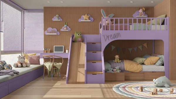 Rahat ahşap yatak odası, mor ve pastel renkte ranza, parke zemin, Venedik panjurlu büyük pencere, kanepe, sandalyeli masa, halı, oyuncaklar ve dekorlu. İç tasarım