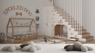 Beyaz masa, masa ya da raf üzerinde yıldız ya da çiçek şeklinde beş yumuşak beyaz yastık, köpek yatağı, merdiven, minimalist iç mimari tasarımı olan köpek dostu köpek odası