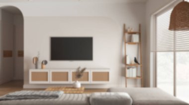 Bulanık arka plan, modern ahşap oturma odası, sehpalı kadife kanepe, televizyonlu rattan tuvalet, kitaplı ve dekorlu merdiven rafları. Panjurlu büyük bir pencere. İç tasarım