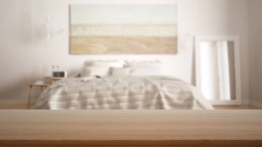 Boş ahşap masa, masa ya da raf. İskandinav beyaz yatak odası, yastıklı yatak odası, ayna ve yan masa, modern iç mimari konsepti.