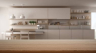 Boş ahşap masa, masa ya da raf, modern beyaz mutfak manzarası, dolaplar, yemek masası, sandalyeler, dekorlar ve aksesuarlar, modern iç mimari konsepti.