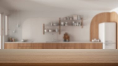 Boş ahşap masa, masa ya da raf, modern mutfak görüşü bulanık, kapat, dolaplar, raflar ve buzdolabı, modern iç mimari konsept