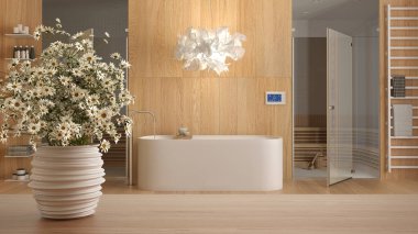 Ahşap masa ya da rafın üstünde çömlek vazosu, papatyalar, yabani çiçekler, modern ahşap banyo üzerinde serbest küvet ve duş, minimalist iç tasarım konsepti.