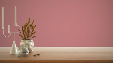 Boş iç dizayn konsepti, ahşap masa, masa ya da rafı kapat. Kuru bitkilerle seramik ve cam vazolar, pipetler. Kopyalama alanı olan kırmızı arkaplan, şablon oluşturma fikri
