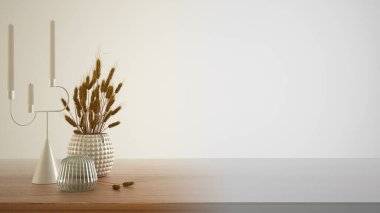 Mimari iç mimar konsepti: elle çizilmiş tamamlanmamış proje gerçek, ahşap masa, masa ya da rafa yakın hale geliyor. Kuru bitkilerle dolu seramik ve cam vazolar, pipetler