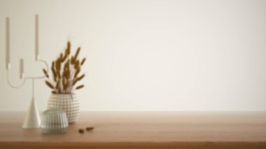 Bulanık arkaplan, boş iç tasarım konsepti, ahşap masa, masa ya da rafı kapat. Kuru bitkilerle seramik ve cam vazolar, pipetler. Kopyalama alanı olan beyaz arkaplan