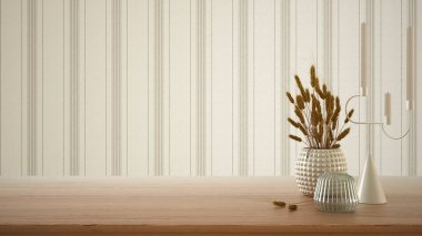 Boş iç dizayn konsepti, ahşap masa, masa ya da raflar bej tonlarda kapanıyor. Kuru bitkilerle seramik ve cam vazolar, pipetler. Kopyalama alanı ve şablonu olan çizgili duvar kağıdı