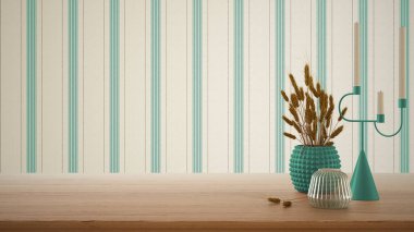 Boş iç dizayn konsepti, ahşap masa, masa ya da raf turkuaz tonlarda kapanıyor. Kuru bitkilerle seramik ve cam vazolar, pipetler. Kopyalama alanı ve şablonu olan çizgili duvar kağıdı