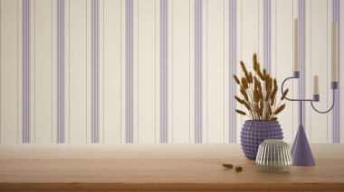 Boş iç dizayn konsepti, ahşap masa ya da raf mor tonlarda kapanıyor. Kuru bitkilerle seramik ve cam vazolar, pipetler. Kopyalama alanı ve şablonu olan çizgili duvar kağıdı