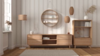 Bulanık arka plan, modern ahşap iç mekan, şifonyer ve tuvaletli raflar, vazolar, mumlar ve dekorlar. Çizgili duvar kağıdı, pencere ve parke. İskandinav iç tasarımı