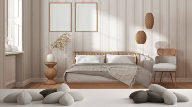Beyaz masa, masa ya da raf, yıldız ya da çiçek şeklinde beş yumuşak beyaz yastık, ahşap yatak odasının üzerinde çerçeve ve dekorlarla, minimalist iç mimari tasarım