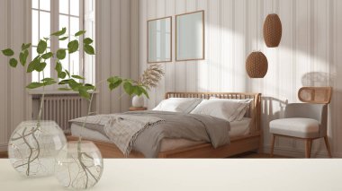 Beyaz masa üstü ya da rafta cam vazo ile hidrofonik bitki, süs, bitki kökü, vazo, ev bitkisi, arka planda ahşap yatak odası, iç tasarım