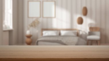 Boş ahşap masa, masa ya da raf İskandinav beyaz ve ahşap yatak odası bulanık manzaralı, yastıklı yatak odası, duvar kağıdı ve çerçeve modeli, modern iç mimari konsepti