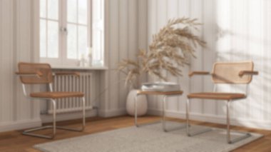 Arka plan bulanık, klasik bekleme odası. Rattan ve koltuk çal, yan masa, halı, pencere ve dekorlar. Çizgili duvar kağıdı. Çağdaş iç tasarım kavramı