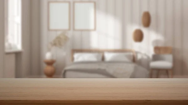 空荡荡的木制桌子 书桌或架子 视线模糊 看不清斯堪的纳维亚白色和木制卧室 有枕头的床 壁纸和框架模型 现代室内设计理念 — 图库照片