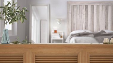 Ahşap masa üstü, dolap, panel ya da rafta kepenkler kapalı. Vazoda ve mumlarda zeytin dalı. Arka plan bulanık, İskandinav yatak odası çift kişilik, iç dizayn.