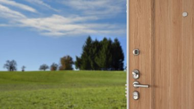 Muhteşem manzarada ahşap giriş kapısı açılıyor, yeşil çimenli ve ağaçlı rüya gibi çayır, seyahat konsepti fikri