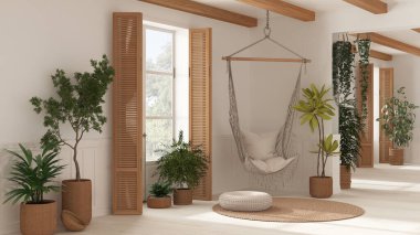 Boho tarzında beyaz oturma odası, rattan saksı bitkileri ve dantel sallanan sandalye. Ahşap panjurları ve parkesi olan bir pencere. Bohem çiftlik evi iç tasarımı