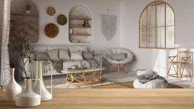 Ahşap masa ya da raf, bohem ahşap oturma odası üzerine minimalist modern vazolar serpiştirilmiş. Akdeniz mimarisi iç mimarisi.