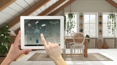 Dijital tablette akıllı uzaktan kumanda sistemi. Uygulama simgeleri olan aygıt. Bohem yemek odası, Bohem tarzı. Sandalyeli yemek masası ve büfe, mimari iç tasarım