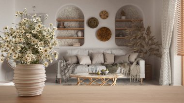 Ahşap masa üstü ya da rafta çömlek vazosu, papatyalar, yabani çiçekler, bohem ahşap oturma odası, Akdeniz iç tasarım konsepti