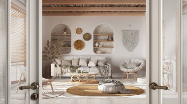 Bohem ahşap oturma odasında bohem tarzında açılan klasik beyaz cam kapı. Beyaz kumaş kanepe ve rattan mobilya, eve hoş geldin konsepti, iç tasarım fikri