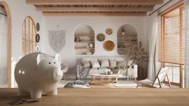 Beyaz kumbaralı tahta masa ya da raf. Bozuk paralar, bohem ahşap oturma odası. Pahalı iç dekorasyon, yenileme konsepti mimarisi.