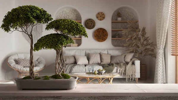 Çakıl taşı ve saksı çiçeği olan klasik ahşap masa rafı, yeşil çiçekler, bohem ahşap oturma odası bohem tarzı, zen temiz mimari konsepti fikri.