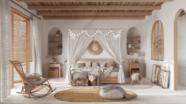 Arka plan bulanık, yatak odası gölgelikli. Parke ve baston tavan. Rattan ve ahşap mobilyalar. Boho tarzı iç tasarım