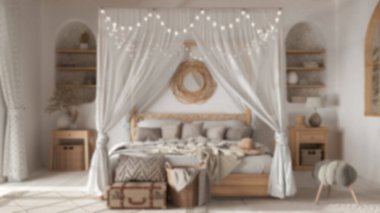 Arka plan bulanık, yatak odası gölgelikli. Parke ve etnik halılar. Rattan ve ahşap mobilyalar. Boho tarzı iç tasarım