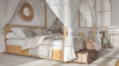 Arka plan bulanık, yatak odası örtülü yatak ile kapalı. Battaniye, yorgan ve yastık. Bohem Rattan ve ahşap mobilyalar. Boho tarzı iç tasarım